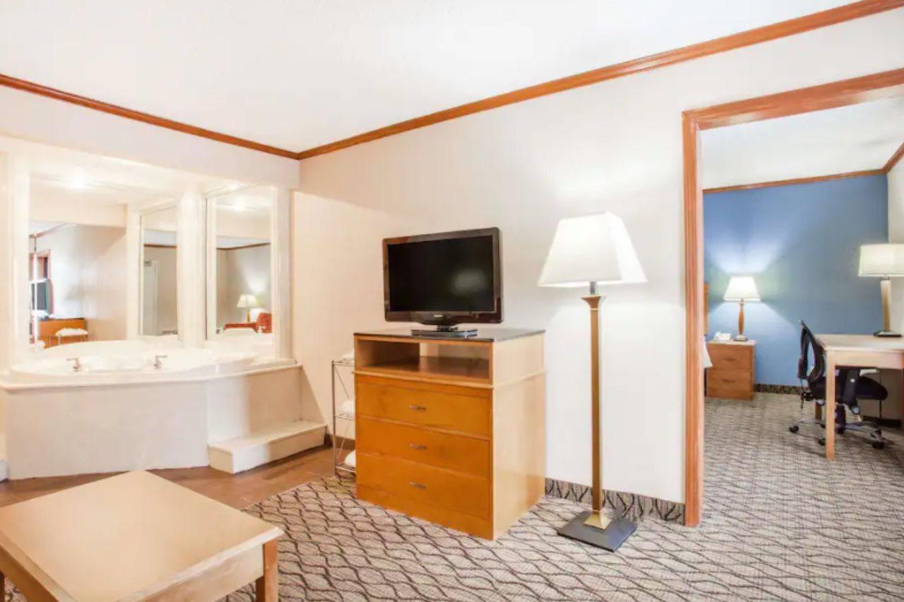 Baymont By Wyndham Madison Heights Detroit Area Exterior foto