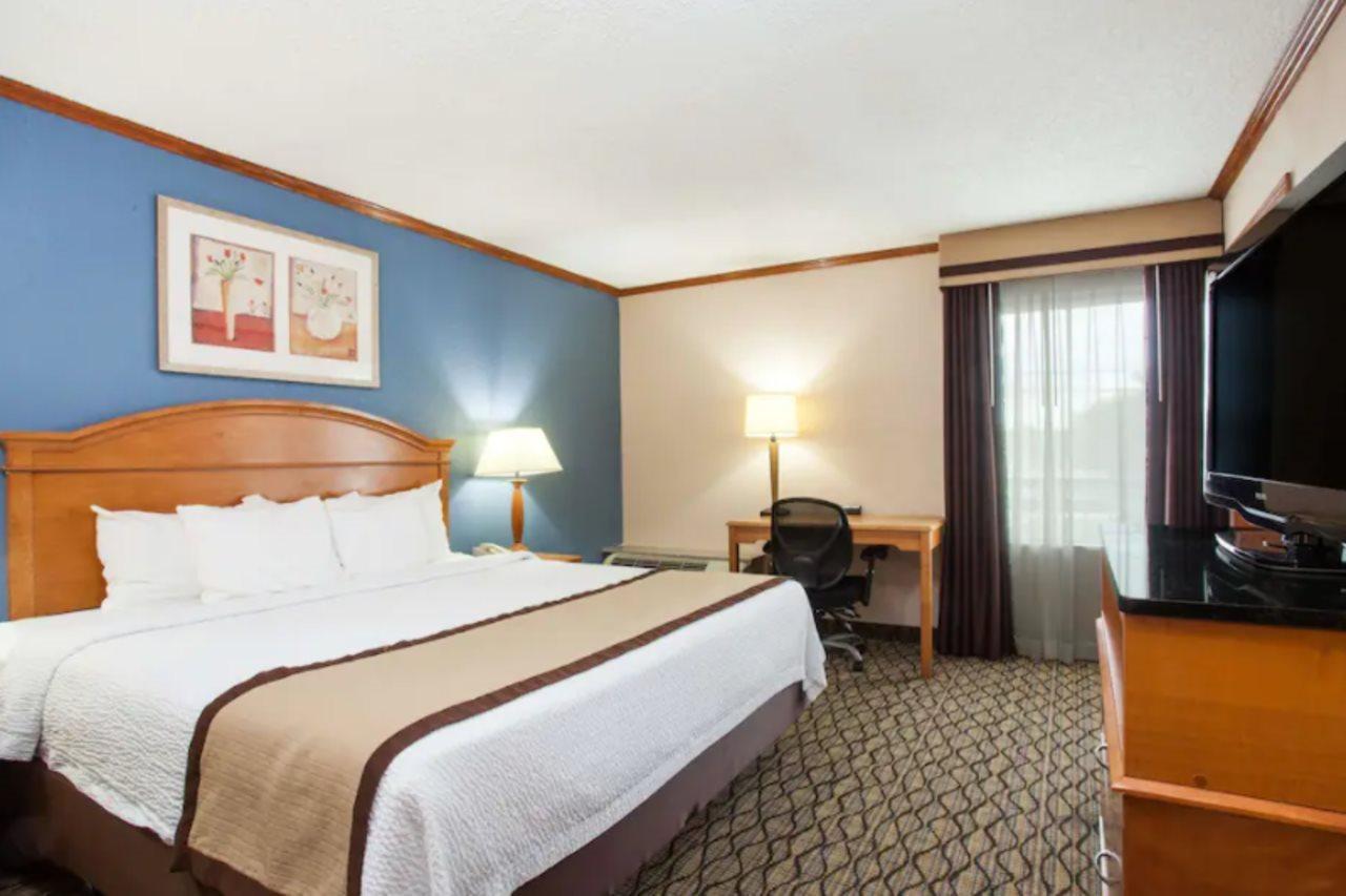Baymont By Wyndham Madison Heights Detroit Area Exterior foto