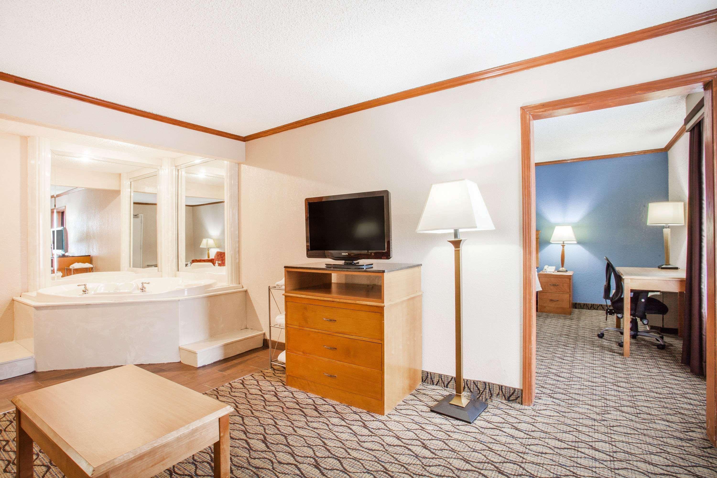 Baymont By Wyndham Madison Heights Detroit Area Exterior foto