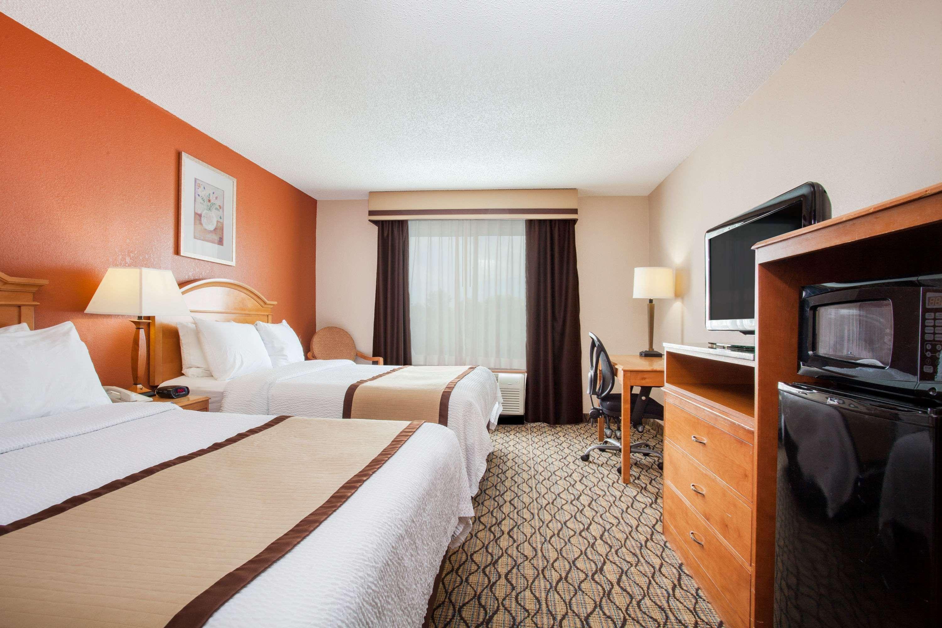 Baymont By Wyndham Madison Heights Detroit Area Exterior foto