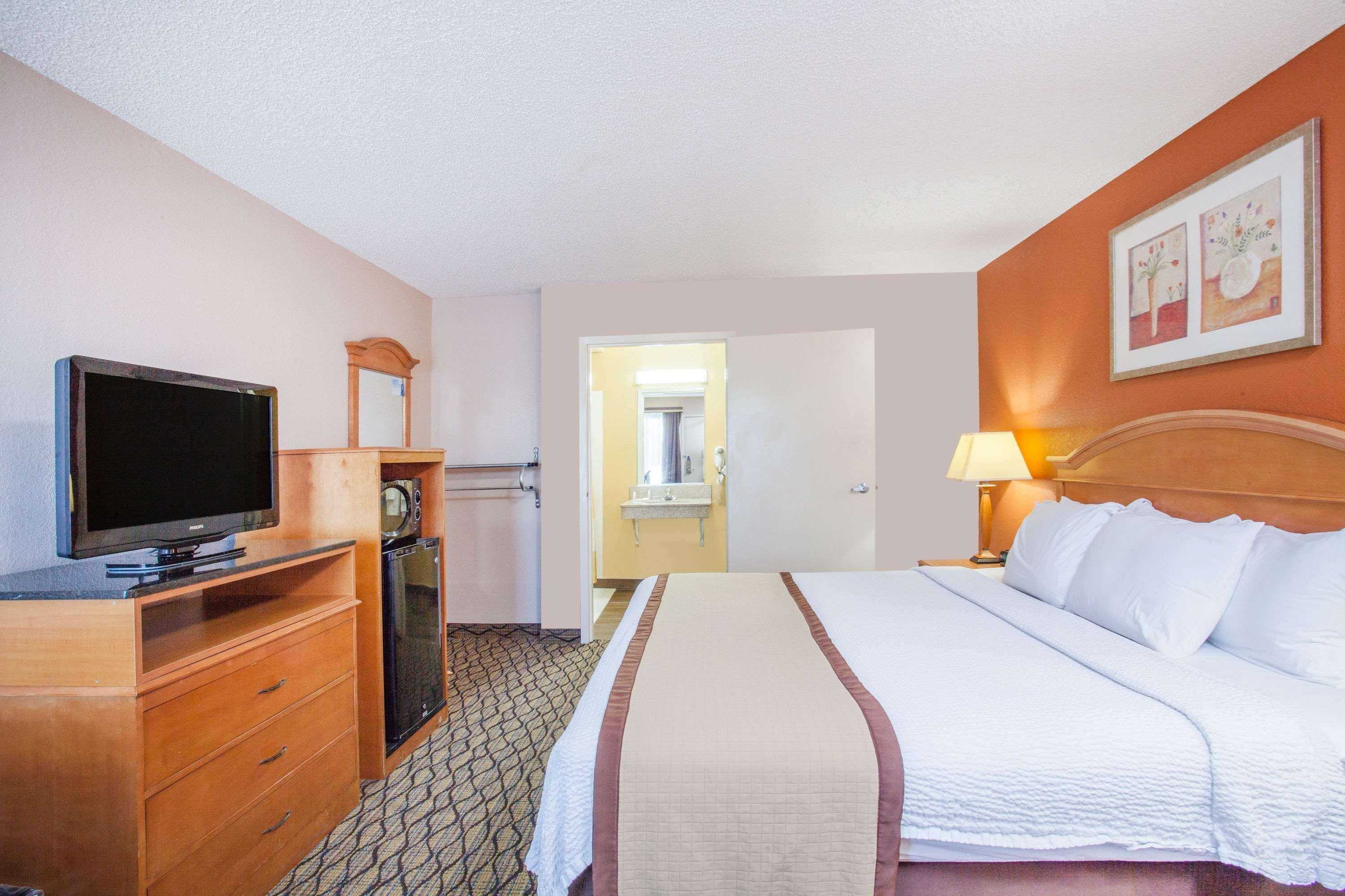 Baymont By Wyndham Madison Heights Detroit Area Exterior foto